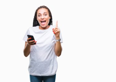 Arka plan bir fikir veya parmakla gülen yüz, bir numara ile soru ile sürpriz kullanan Smartphone üzerinden gösterilen genç örgülü saç Afrikalı Amerikan Kız izole