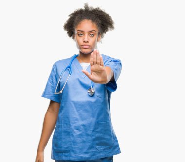 Genç afro Amerikalı doktor kadın elin avuç durağı şarkı yapıyor izole arka plan yüzünden. Negatif ve ciddi bir jest yüz ifadesiyle uyarı.