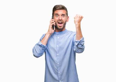 Öfke kavramı izole arka rahatsız telefonla ve öfke, çılgın ve yükseltilmiş eliyle diye bağıran ile sinirli bağırarak konuşan genç yakışıklı adam