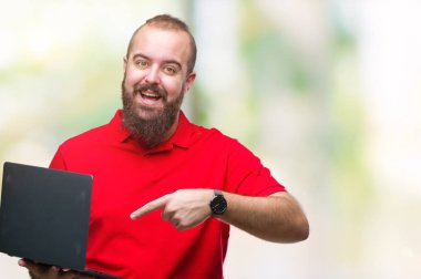 Beyaz delikanlı izole arka el ve parmak ile işaret çok mutlu üzerinde bilgisayar dizüstü kullanma