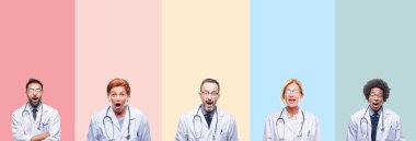 Renkli çizgili izole arka plan korkuyor ve şok sürpriz ifade, korku ve heyecan yüz üzerinde profesyonel doktorlar kolaj.