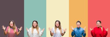 Genç güzel kadın yüzünden kızgın ve silah ile başarı için deli kutluyor renkli vintage izole arka plan kolaj kaldırdı ve heyecanlı çığlık gözler kapalı. Kazanan kavramı