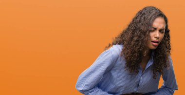 Genç İspanyol iş kadını elle mide çünkü hazımsızlık, ağrılı hastalık hasta hissediyor. Ağrısı kavramı.