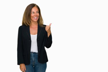 Güzel orta yaş iş yetişkin kadın arıyorum ve başparmak yanında yukarıyı mutlu yüz ile gülümseyen izole arka plan.