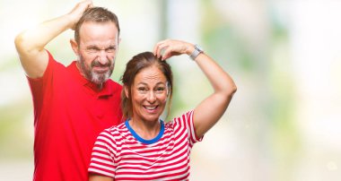 Orta yaş İspanyol çift izole arka plan üzerinde aşk yanıltır ve soru hakkında merak ediyorum. Şüphe, kafasına el ile düşünme ile belirsiz. Dalgın kavramı.