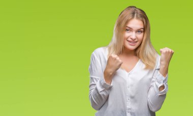 Gülümseyen ve başarı için çığlık Genç beyaz kadın izole arka plan çok mutlu ve heyecanlı kaldırdı, silah ile kazanan jest yapıyor. Kutlama kavramı.