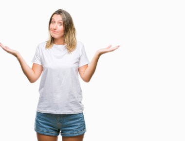 İzole arka plan clueless ve şaşkın bir ifadeyle kollar ve eller kaldırdı genç güzel kadın. Şüphe kavramı.