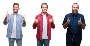 Kolaj bir grup beyaz üzerinde genç adam arka plan başarı işareti başparmak gülümseyen ve mutlu el ile pozitif jest yapıyor izole. Neşeli bir ifadeyle, kazanan jest kameraya bakıyor.