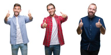 Kolaj bir grup genç adam beyaz izole arka plan onaylama üzerinde el ile olumlu hareketi yapıyor gülümseyen ve başarı için mutlu yaşasın. Kamera, kazanan jest arıyorsunuz.