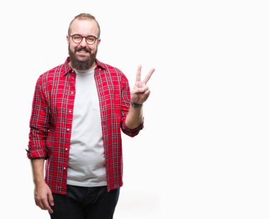 Mutlu yüz zafer işareti yaparken kameraya göz kırpıyor ile gülümseyen izole arka plan üzerinde gözlük takan Genç beyaz hipster adam. İki numaralı.
