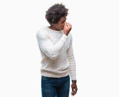 İzole arka burun ve göz yorgunluğu ve baş ağrısı duygu sürtünme yorgun Afro Amerikan adam. Stres ve hayal kırıklığı kavramı.