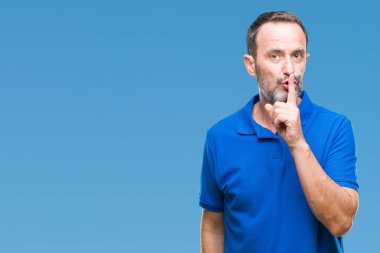 Orta yaş dudaklarında parmak ile sessiz olmanı izole arka plan üzerinde ağarmış komuta sizde. Sessizlik ve gizli kavramı.