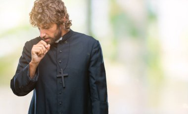 Duygu iyi ve soğuk veya bronşit için semptom olarak öksürük izole arka plan yakışıklı İspanyol Katolik rahip adam. Sağlık kavramı.
