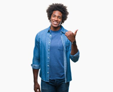 Seyir ve başparmak yanında yukarıyı mutlu yüz ile gülümseyen izole arka plan üzerinde Afro Amerikalı adam.