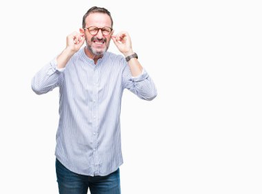 Yüksek sesle müzik gürültü rahatsız ifade parmaklarıyla kulaklarıyla kapsayan izole arka plan üzerinde gözlük takan orta yaş ağarmış komuta sizde. Sağır kavramı.