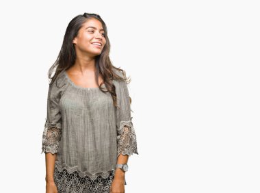 Genç güzel Arap kadın uzak tarafına yüzünde, doğal ifade gülümseme ile seyir izole arka plan yüzünden. Kendine güvenen gülüyor.