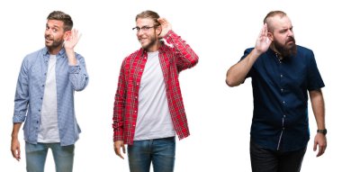 Kolaj bir grup genç adam bir işitme söylenti ya da dedikodu için dinleme kulak üzerinde el ile gülümseyen beyaz izole arka plan üzerinde. Sağırlık kavramı.