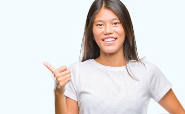 Gülümseyen ve kameraya bakarak Genç Asyalı kadın