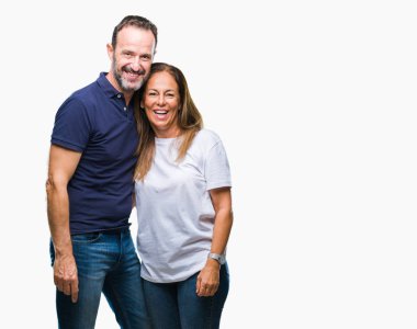 Orta yaş İspanyol rahat çift izole arka plan ile bir mutlu ve serin üzerinde yüzündeki gülümseme. Şanslı kişi.