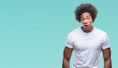 Afro Amerikalı adam korkuyor ve şok sürpriz ifade ile izole arka plan üzerinde korku ve yüz heyecanlı.