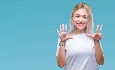 Genç Sarışın kadın gösterilen ve parmakları ile işaret izole arka plan yüzünden kendinden emin ve mutlu gülümseyerek süre 8 numaralı.