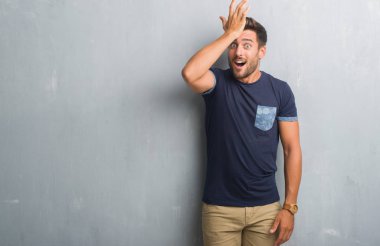 Gri grunge duvar başında hata için el ile sürpriz yakışıklı genç adam hata hatırlıyorum. Unuttum, kötü bellek kavramı.