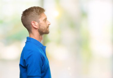 Yakışıklı delikanlı izole arka tarafına, seyir üzerinde dinlenmek doğal yüz emin gülümseme ile pozuyla profili.