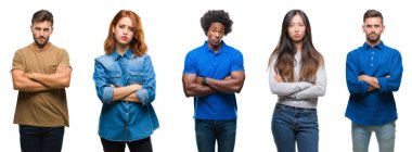 Afro-Amerikan, İspanyol ve Çinli grup izole beyaz arka plan şüpheci ve sinir, onaylamayan ifade yüz çapraz kolları üzerinde insan bileşimi. Negatif kişi.