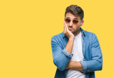 Yakışıklı delikanlı seyir yorgun ve bıkkın ile depresyon sorun Çapraz kollar ile izole arka plan düşünme üzerinde güneş gözlüğü takıyor.