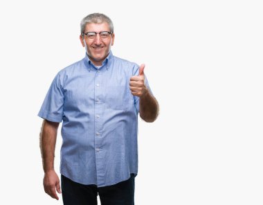 Hareketi el ile mutlu yaşasın yapıyor izole arka plan üzerinde gözlük takan yakışıklı komuta sizde. Kameraya bakarak başarı gösteren ile ifade onaylama.