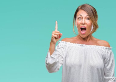 Orta yaş İspanyol kadın kıdemli başarılı fikirle parmağı yukarıyı izole arka plan üzerinde. Çıktıktan ve mutlu. Bir numara.