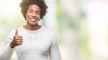 Hareketi el ile mutlu yaşasın yapıyor izole arka plan üzerinde Afro Amerikalı adam. Kameraya bakarak başarı gösteren ile ifade onaylama.