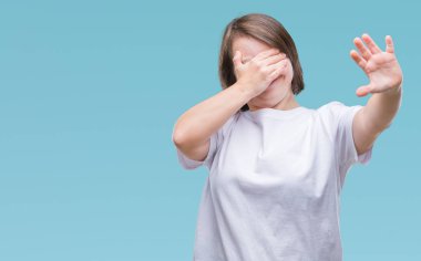 Genç Yetişkin kadın üzerinde down sendromlu izole elleriyle gözlerini kapsayan arka plan ve stop jest ile acı ve korku ifadesi. Utandım ve negatif kavramı.