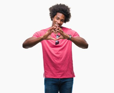 Kalp simgesi ve elleriyle şekil gösterilen aşık gülümseyen izole arka plan üzerinde Afro Amerikalı adam. Romantik kavramı.