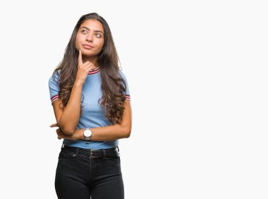 Genç güzel Arap kadın elle çene düşünme hakkında soru, dalgın ifade izole arka plan yüzünden. Düşünceli yüzüyle gülümsüyor. Şüphe kavramı.