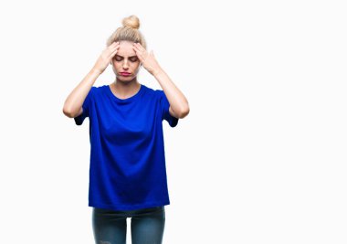 Çünkü arka plan baş baş ağrısı için el ile üzerinden mavi t-shirt giyen kadın izole genç güzel sarışın ve mavi gözleri stres. Migren muzdarip.