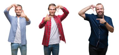 Kolaj bir grup genç adam elleriyle yapım çerçeve ve parmakları ile mutlu yüz gülümseyen beyaz izole arka plan üzerinde. Yaratıcılık ve Fotoğrafçılık kavramı.