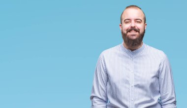 Genç beyaz hipster adam yüzünde mutlu ve güzel bir gülümseme ile izole arka plan üzerinde. Şanslı kişi.