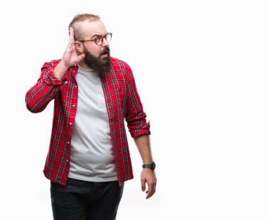 Bir işitme söylenti ya da dedikodu için dinleme kulak üzerinde el ile gülümseyen izole arka plan üzerinde gözlük takan Genç beyaz hipster adam. Sağırlık kavramı.