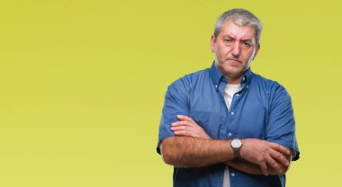 İzole arka plan şüpheci ve sinir, onaylamayan ifade yüz çapraz kollu yakışıklı komuta sizde. Negatif kişi.