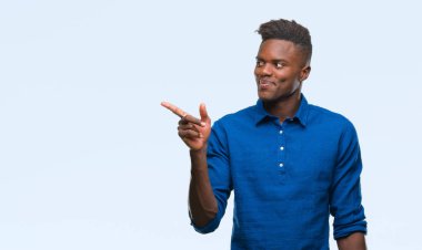 Kameraya bakarak yan el ve parmak ile işaret eden genç Afro-Amerikan adam yüzünde kocaman bir gülümseme ile izole arka plan üzerinde.