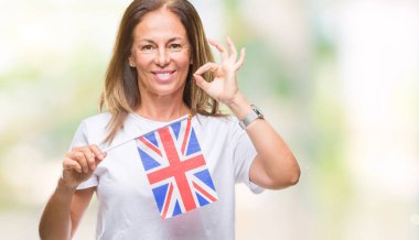 Amerika Birleşik Devletleri bayrağı parmak, mükemmel sembolü ile ok işareti yapıyor izole arka plan üzerinde tutan orta yaş İspanyol kadın