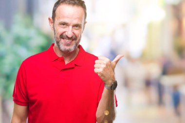 Orta yaş ağarmış komuta sizde seyir ve başparmak yanında yukarıyı mutlu yüz ile gülümseyen izole arka plan üzerinde.