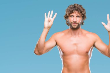 Yakışıklı İspanyol modeli adam seksi ve gömleksiz gösterilen ve parmakları ile işaret izole arka plan üzerinde numara 9 kendinden emin ve mutlu gülümseyerek süre.