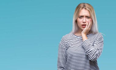 Sarışın genç kadın acı ifadesi ile el ile ağız diş ağrısı veya dişlerde dişlerle ilgili hastalık nedeniyle dokunmadan izole arka plan üzerinde. Diş hekimi kavramı.