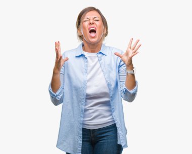 İzole arka plan çılgın ve kızgın bağırarak ve agresif ifade ve silah kaldırdı bağırmaya orta yaş İspanyol kadın kıdemli. Hayal kırıklığı kavramı.