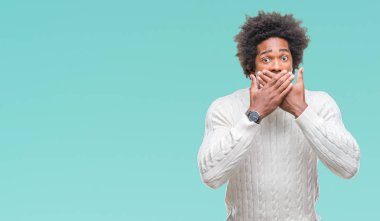 İzole arka plan ağız hata için elleriyle kapsayan şok Afro Amerikan adam. Gizli kavramı.