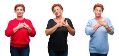 Orta yaş üzerinde beyaz izole arka plan ile gülümseyen kadın kıdemli kolaj kapalı gözler ve yüzünde minnettar jest ile göğüs üzerinde eller. Sağlık kavramı.