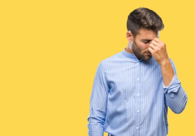 İzole arka burun ve göz yorgunluğu ve baş ağrısı duygu sürtünme yorgun genç yakışıklı adam. Stres ve hayal kırıklığı kavramı.