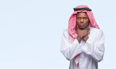 Genç Arap Afrika izole arka plan bağırarak üzerinde giyen geleneksel keffiyeh adam ve çünkü boğmak acı kendi ellerimle öldürürüm. Sağlık sorunu. Yaralarından ve intihar kavramı.